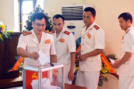 Các đại biểu bỏ phiếu bầu BCH khóa mới.