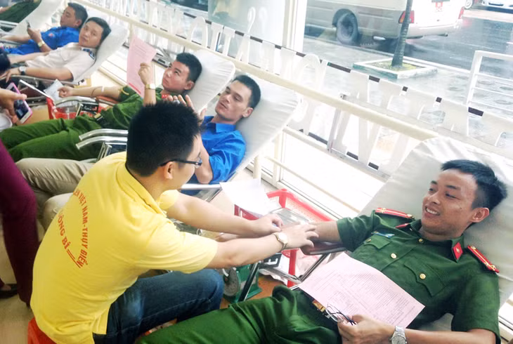 ĐVTN các đơn vị tham gia hiến máu tình nguyện chương trình “Hành trình đỏ” tại TP Hạ Long.