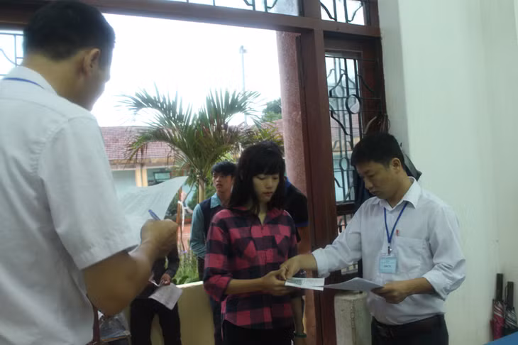 Các thí sinh làm thủ tục vào phòng thi.