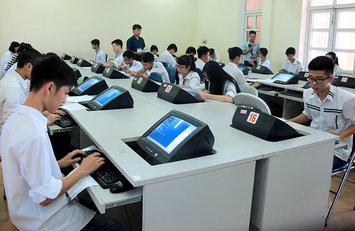 Các trường THPT trên địa bàn tỉnh được đầu tư hệ thống máy tính đồng bộ, hiện đại, phục vụ việc dạy và học. Trong ảnh: Phòng Tin học của Trường THPT Đông Triều (TX Đông Triều).