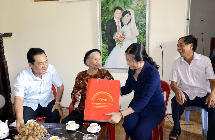 Đồng chí Đỗ Thị Hoàng, Phó Bí thư Thường trực Tỉnh uỷ tới thăm hỏi, động viên mẹ VNAH Dương Thị Thích (thôn 5, xã Nguyễn Huệ, TX Đông Triều) nhân dịp Kỷ niệm 69 năm ngày Thương binh - Liệt sĩ.