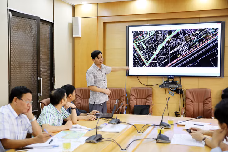 Đồng chí Nguyễn Đức Long, Phó Bí thư Tỉnh ủy, Chủ tịch UBND tỉnh nghe chủ đầu tư dự án báo cáo vị trí dự kiến xây dựng trạm thu phí