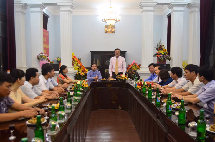 Đồng chí Nguyễn Văn Đọc, Bí thư Tỉnh ủy tặng hoa chúc mừng tập thể cán bộ, nhân viên LĐLĐ tỉnh nhân kỷ niệm 87 năm ngày thành lập công đoàn Việt Nam
