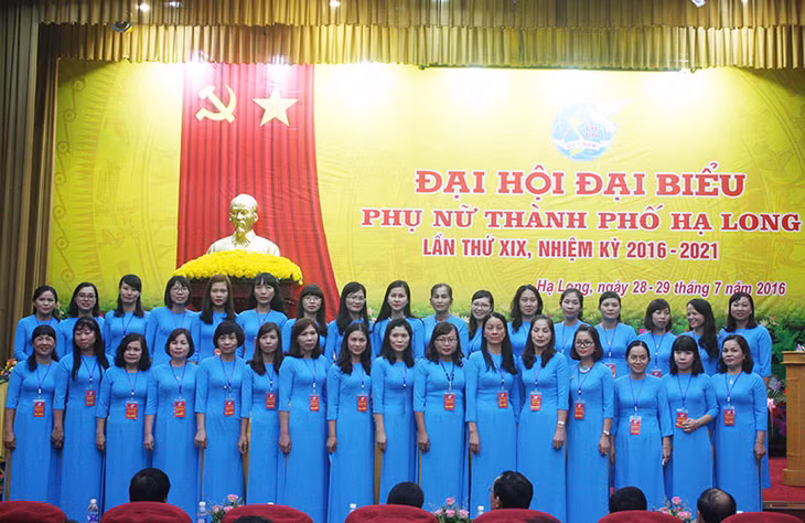 Ban Chấp hành Hội LHPN TP Hạ Long nhiệm kỳ 2016-2021 ra mắt đại hội.