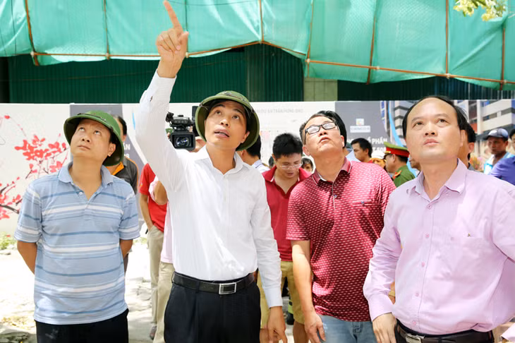 Đồng chí Vũ Văn Diện, Phó Chủ tịch UBND tỉnh trực tiếp có mặt tại hiện trường chỉ đạo công tác tháo dỡ khu chung cư