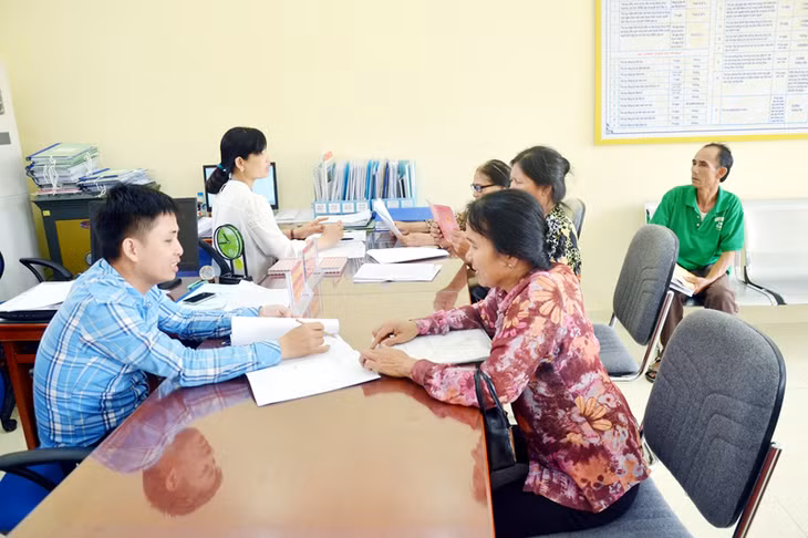 Cán bộ phường Yên Thanh (TP Uông Bí) hướng dẫn người dân làm thủ tục xác nhận các giấy tờ hộ tịch.