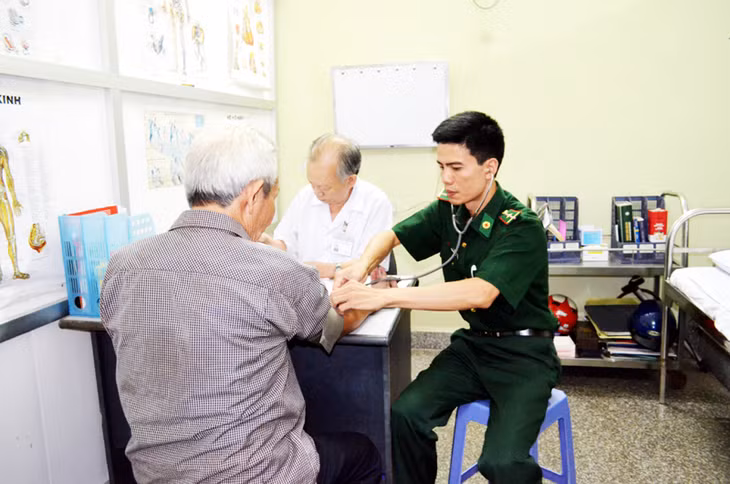 Quân y Đồn Biên phòng Cửa khẩu Quốc tế Móng Cái khám bệnh, phát thuốc miễn phí cho các đối tượng chính sách trên địa bàn phường Trần Phú, Ka Long (TP Móng Cái).