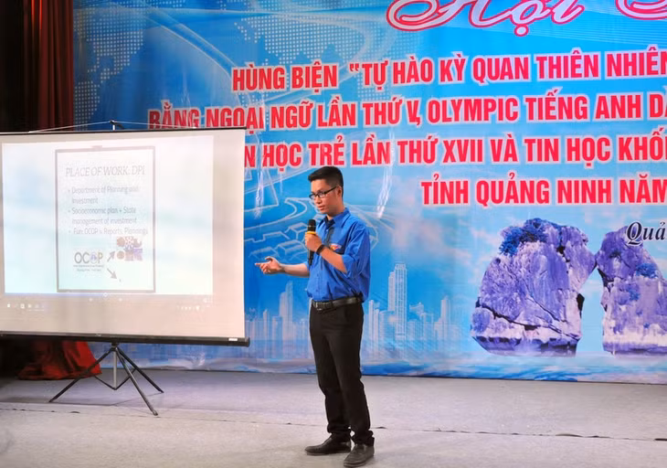 Các thí sinh dự thi Olympic tiếng Anh dành cho cán bộ Đoàn.