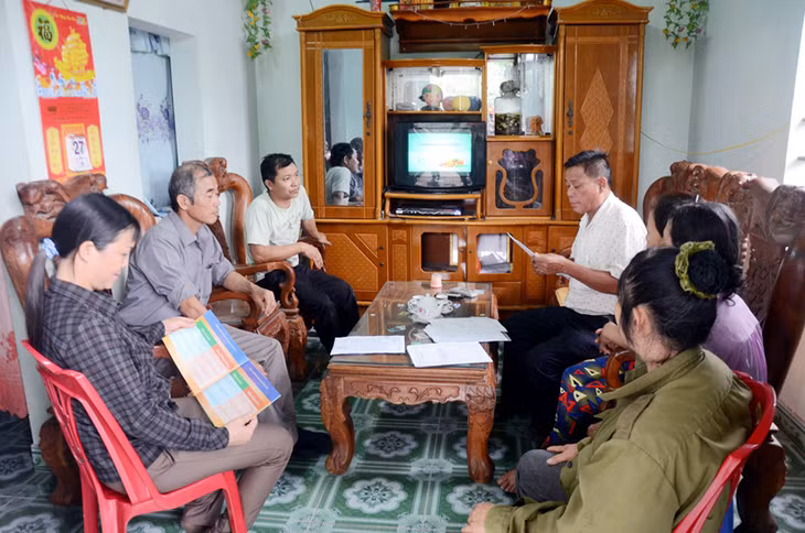 Chủ tịch HND phường Phương Nam Trần Văn Dương (thứ tư, trái sang) tuyên truyền các quy định về ATTP cho các xã viên HTX Vải chín sớm Phương Nam (TP Uông Bí).