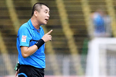 Trọng tài Nguyễn Trọng Thư trong trận đấu Cần Thơ - Sài Gòn FC ngày 23/7. Ảnh: Dương Thu.