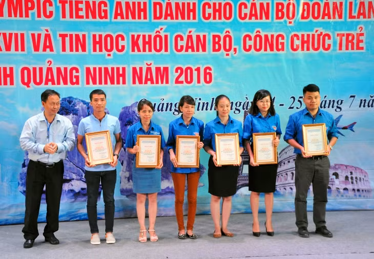 Ban Tổ chức trao giải cho các thí sinh tham gia hội thi Tin học trẻ, khối cán bộ công chức trẻ.