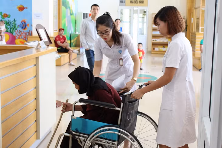  Tại đây, các đối tượng chính sách được các nhân viên bệnh viện giúp đỡ, chăm sóc nhiệt tình, chu đáo.