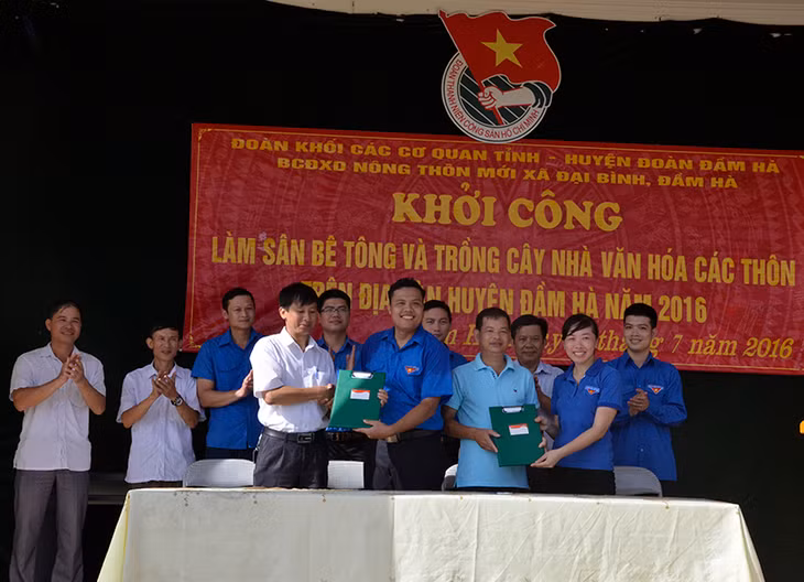  Đại diện Đoàn TN Khối các cơ quan tỉnh ký chương trình phối hợp xây dựng nông thôn mới với BTV Huyện Đoàn, BCĐ xây dựng NTM 2 xã Đại Bình và Đầm Hà, huyện Đầm Hà.