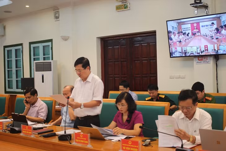 Giám đốc Sở KH&ĐT trình bày kết quả phát triển kinh tế xã hội tỉnh tháng 7 và 7 tháng -2016 tại phiên họp.