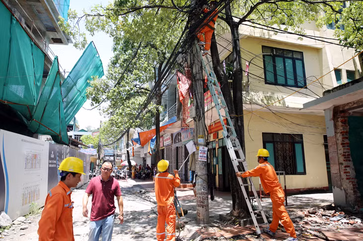 Điện lực Hạ Long thực hiện di dời đường điện ảnh hưởng đến công tác tháo dỡ.