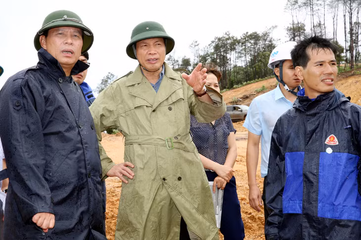 Đồng chí Nguyễn Đức Long, Phó Bí thư Tỉnh ủy, Chủ tịch UBND tỉnh kiểm tra một số vị trí có nguy cơ sạt lở cao tại dự án Quần thể nghỉ dưỡng FLC Hạ Long.