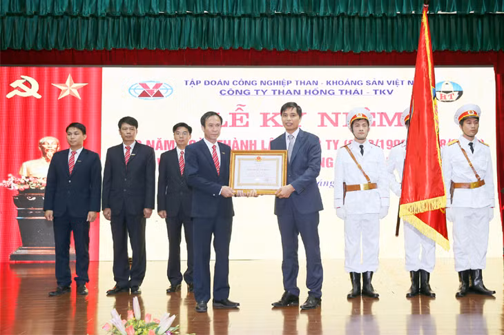 Thừa ủy quyền của Chủ tịch Nước, đồng chí Vũ Văn Diện, Phó Chủ tịch UBND tỉnh trao Huân chương Lao động hạng ba cho tập thể lãnh đạo, công nhân Công ty Than Hồng Thái - TKV