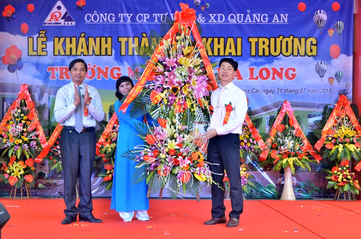 Đồng chí Vũ Văn Diện, Phó chủ tịch UBND tỉnh tặng hoa chúc mừng nhà trường