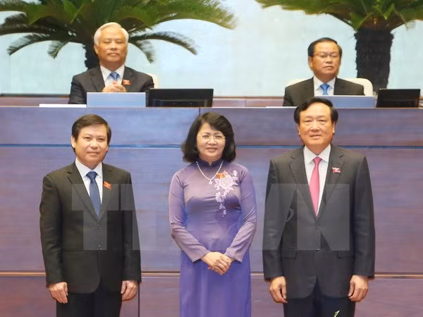 Phó Chủ tịch nước Đặng Thị Ngọc Thịnh, Chánh án Tòa án nhân dân Tối cao Nguyễn Hòa Bình và Viện trưởng Viện kiểm sát nhân dân Tối cao Lê Minh Trí ra mắt Quốc hội. (Ảnh:Thống Nhất/TTXVN)