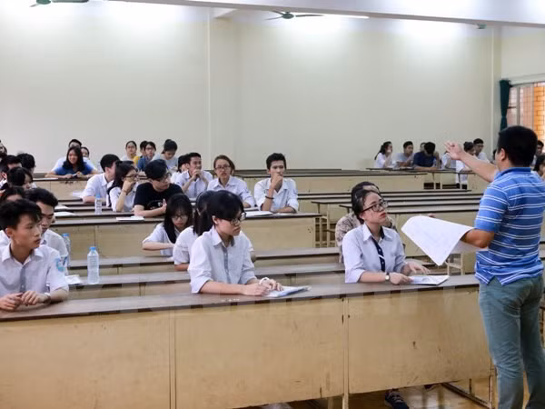 Thí sinh dự thi môn Ngữ văn sáng nay, 2/7.(Ảnh: Lê Minh Sơn/Vietnam+)
