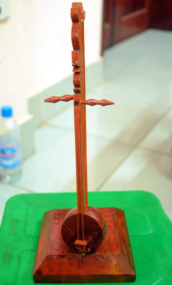 Mô hình cây đàn tính 2 dây, sản phẩm lưu niệm độc đáo đang được thử nghiệm.