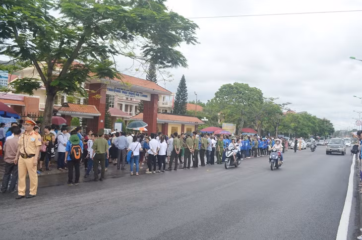 Kết thúc môn thi Toán, lực lượng chức năng tham gia phân luồng, đảm bảo an toàn cho người tham gia giao thông.