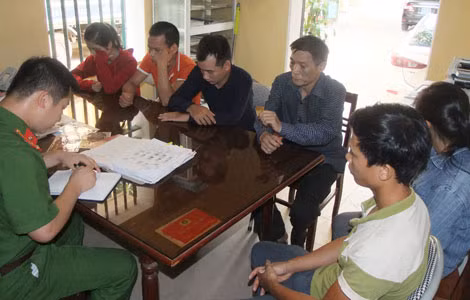 Các đối tượng làm bằng giả tại CQĐT CA huyện Đồng Hỷ.