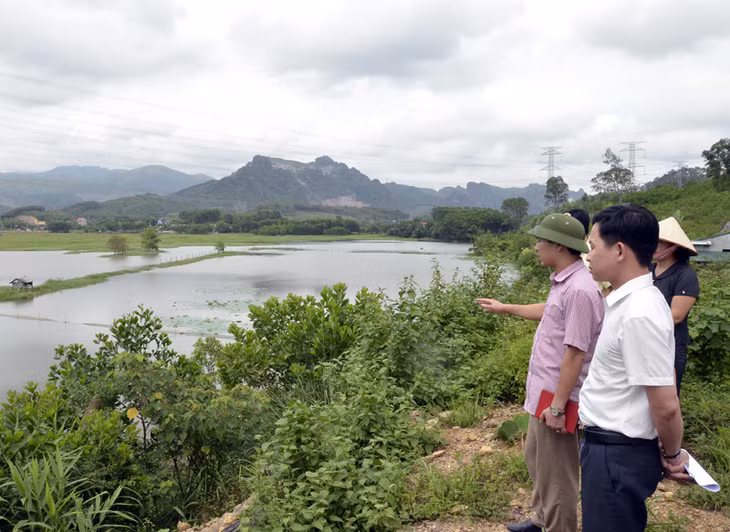 Đoàn công tác HĐND tỉnh thực tại tại khu vực Ba Sào (thôn Đá Trắng, xã Thống Nhất)