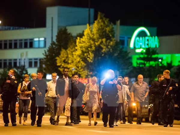 Người dân được sơ tán khỏi hiện trường vụ xả súng ở Munich tối 22/7. (Ảnh: AFP/TTXVN)