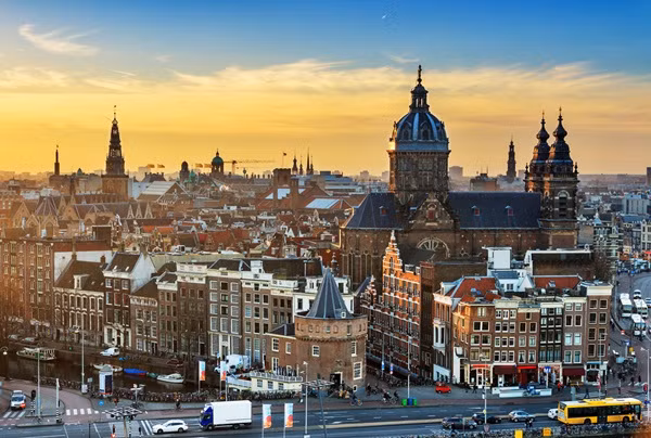 Amsterdam đẹp cổ kính và tráng lệ.