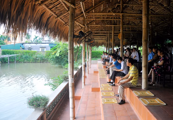 Mô hình du lịch làng quê Yên Đức do Công ty CP Du thuyền Đông Dương đầu tư, khai thác từ năm 2011, hiện đang mở thêm loại hình homestay, nâng cấp khu nhà chờ khách, bãi đỗ xe và nâng cao chất lượng dịch vụ.