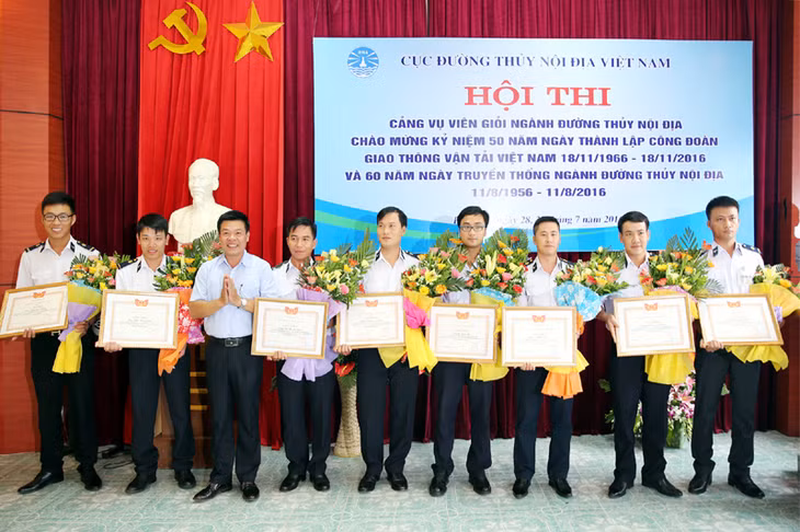 Đại diện Công đoàn Sở GT-VT Quảng Ninh trao giải cho các cá nhân đạt giải.