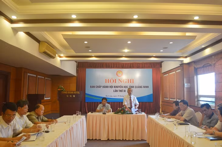 Đồng chí Vũ Cẩm, Phó Chủ tịch Thử nhất Hội Khuyến học tỉnh phát biểu tại hội nghị.