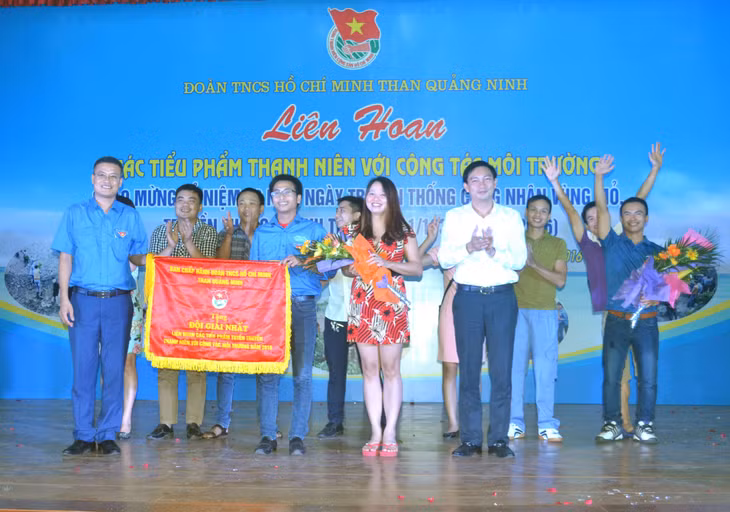  Ban tổ chức trao giải Nhất cho Công ty Nhiệt điện Sơn Động.
