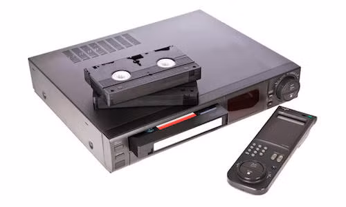 Đầu băng VCR và băng VHS là thiết bị giải trí phổ biến trước những năm 2000.