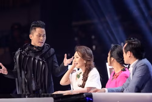 Tùng Dương và Thanh Lam chỉ trích Hồ Quỳnh Hương khá nặng nề vì để Minh Như hát bài "Không quan tâm".