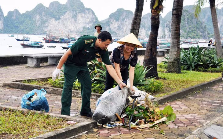Cán bộ, chiến sĩ Hải đội 2 Biên phòng Quảng Ninh tham gia dọn rác ven biển cùng người dân phường Hồng Hà (TP Hạ Long).