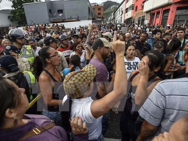 Người dân Venezuela biểu tình phản đối tình trạng thiếu lương thực ở Caracas. (Nguồn: EPA/TTXVN)