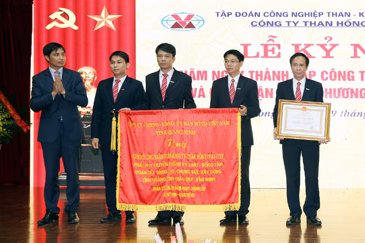 Đồng chí Vũ Văn Diện, Phó Chủ tịch UBND tỉnh tặng Công ty Than Hồng Thái – TKV bức trướng của tỉnh Quảng Ninh với nội dung “Phát huy truyền thống kỷ luật đồng tâm, đoàn kết sáng tạo, chung sức xây dựng tỉnh Quảng Ninh giầu đẹp, văn minh”.