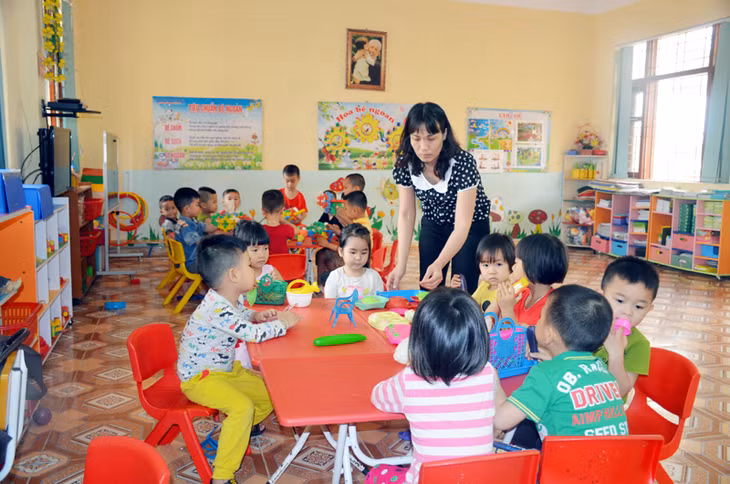 Tăng học phí để có thêm nguồn lực đầu tư nâng cao chất lượng giáo dục. Trong ảnh: Một buổi học của cô, trò Trường Mầm non Nam Hoà (TX Quảng Yên).