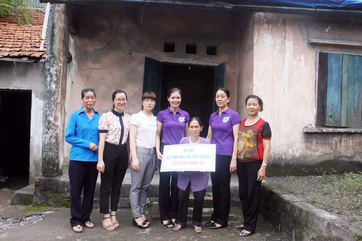 Hội LHPN TP Hạ Long trao tiền hỗ trợ xây “Mái ấm tình thương” cho bà Đặng Thị Tơ, ở tổ 10, khu 3, phường Hà Tu (TP Hạ Long). Ảnh: Nguyễn Dung