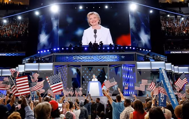 Ứng cử viên Tổng thống của đảng Dân chủ Hillary Clinton phát biểu tại lễ bế mạc đại hội. (Nguồn: AFP/TTXVN)