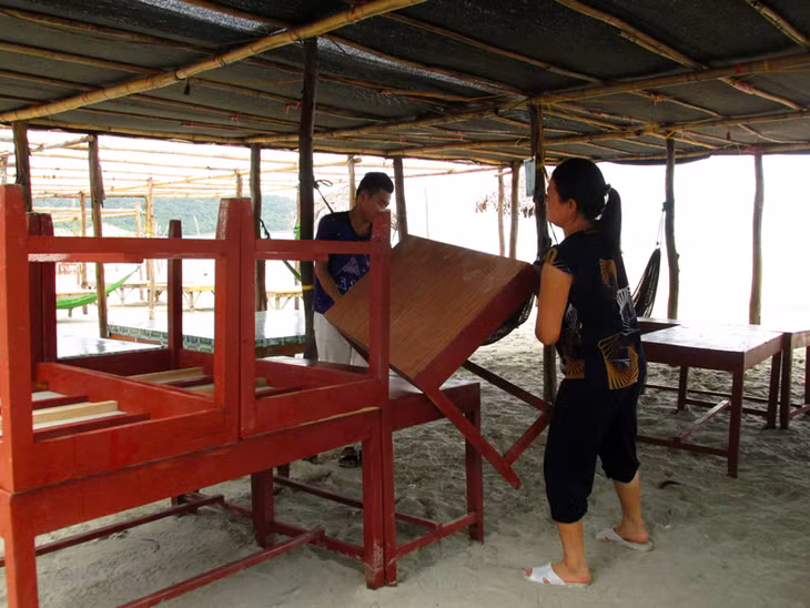 Người dân đã chủ động chằng chống nhà cửa, thu dọn lều quán.