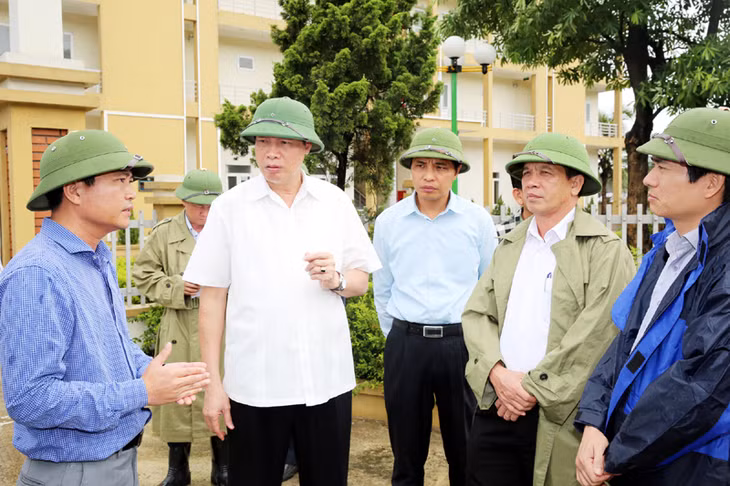 Đồng chí Nguyễn Đức Long, Phó Bí thư Tỉnh ủy, Chủ tịch UBND tỉnh nghe chủ đầu tư dự án báo cáo vị trí dự kiến xây dựng trạm thu phí