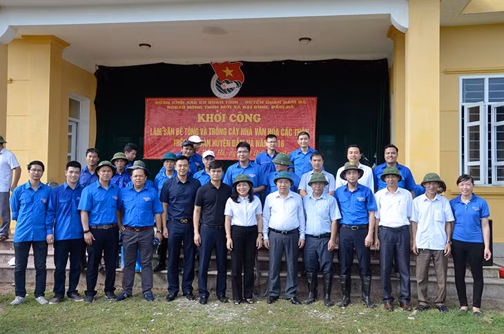 và chụp ảnh cùng ĐVTN Quảng Ninh.