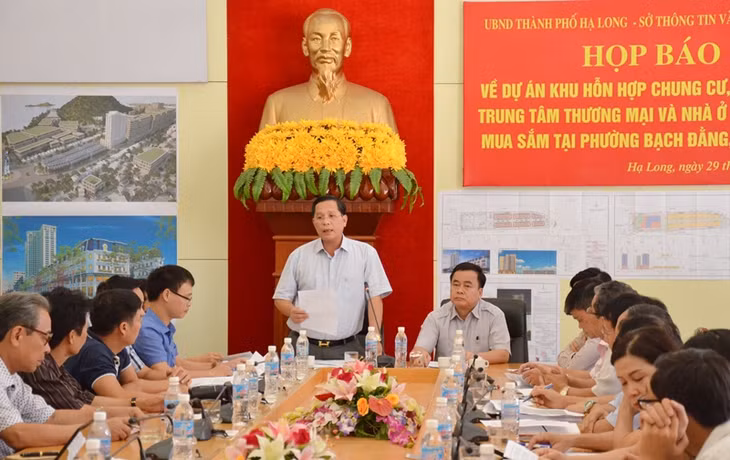 Lãnh đạo TP Hạ Long giải đáp các câu hỏi tại buổi họp báo