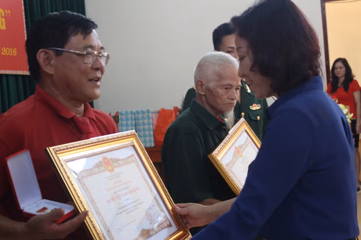 Đồng chí Vũ Thị Thu Thủy, Phó Chủ tịch UBND tỉnh trao tặng danh hiệu vinh dự Nhà nước Bà mẹ Việt Nam anh hùng cho thân nhân gia đình hai mẹ Trần Thị Pháp và Lý Thị Lò