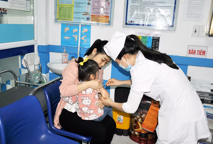 Trẻ em cần tiêm đúng, đủ các mũi vắc xin để phòng các bệnh lây nhiễm, như bạch hầu, ho gà, sởi, quai bị... Trong ảnh: Tiêm phòng cho trẻ tại Phòng tiêm Safpo, Trung tâm Y tế dự phòng tỉnh.