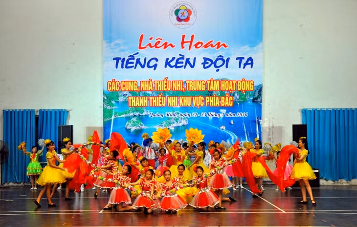 Các tiết mục văn nghệ chào mừng Liên hoan của đội văn nghệ Cung VHTN Quảng Ninh.