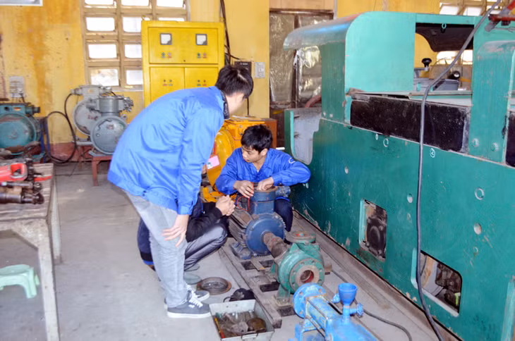 Sinh viên thực hành sửa chữa máy mỏ tại Trường Cao đẳng nghề Than - Khoáng sản Việt Nam.